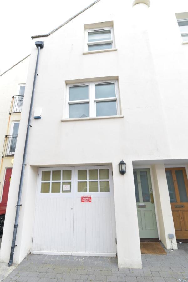 Beach Central With Allocated Parking And Patio Brighton Exterior photo